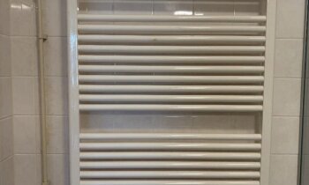 Beige handdoekradiator voor badkamer