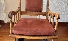 Houten schommelstoel op vast frame met kussen